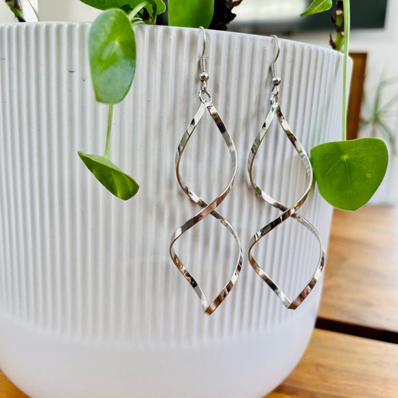 Spiral wave curl Gold color Earrings - Picture 8 of 11